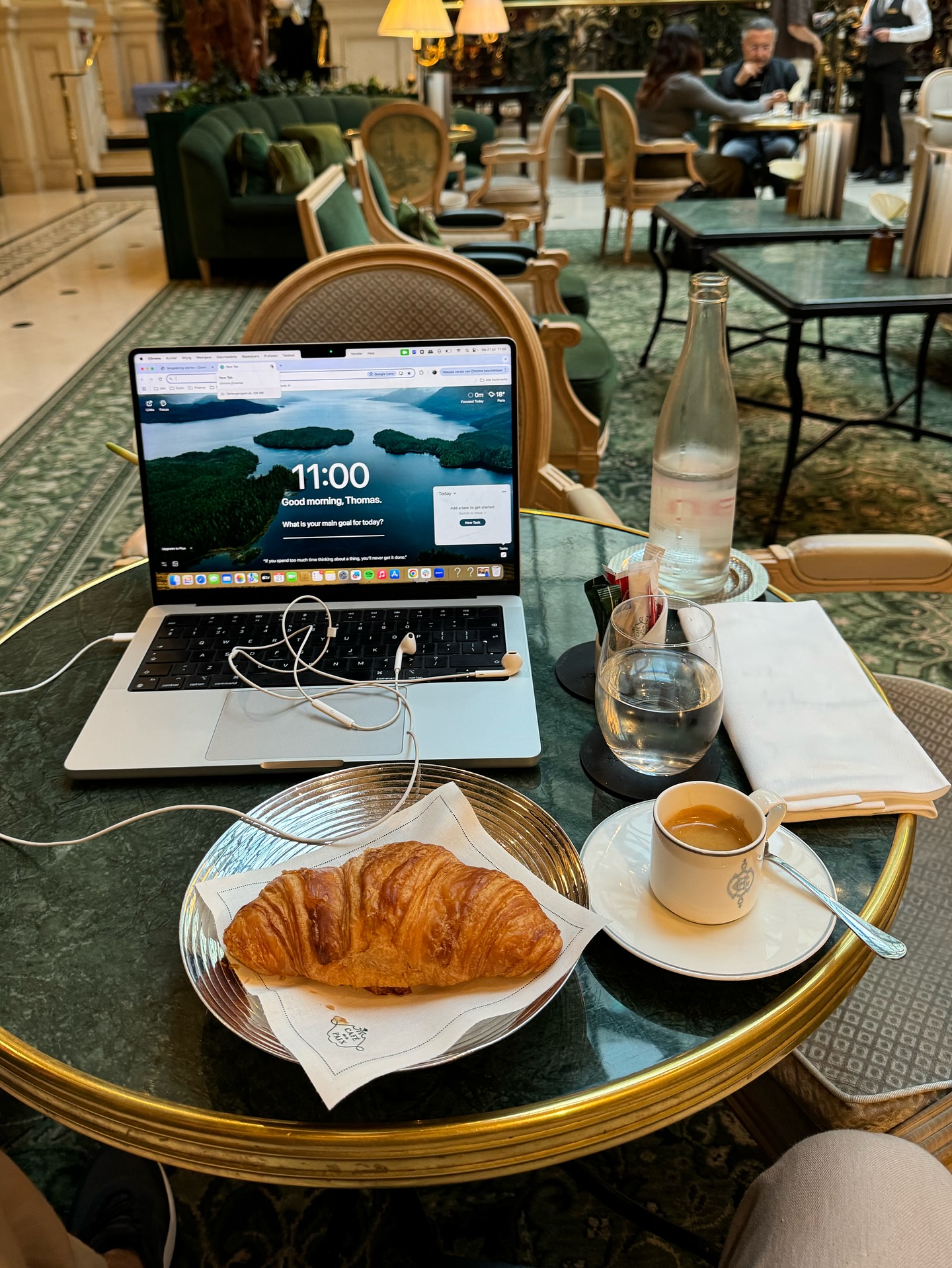 Thomas werkt op zijn laptop in een hotellobby